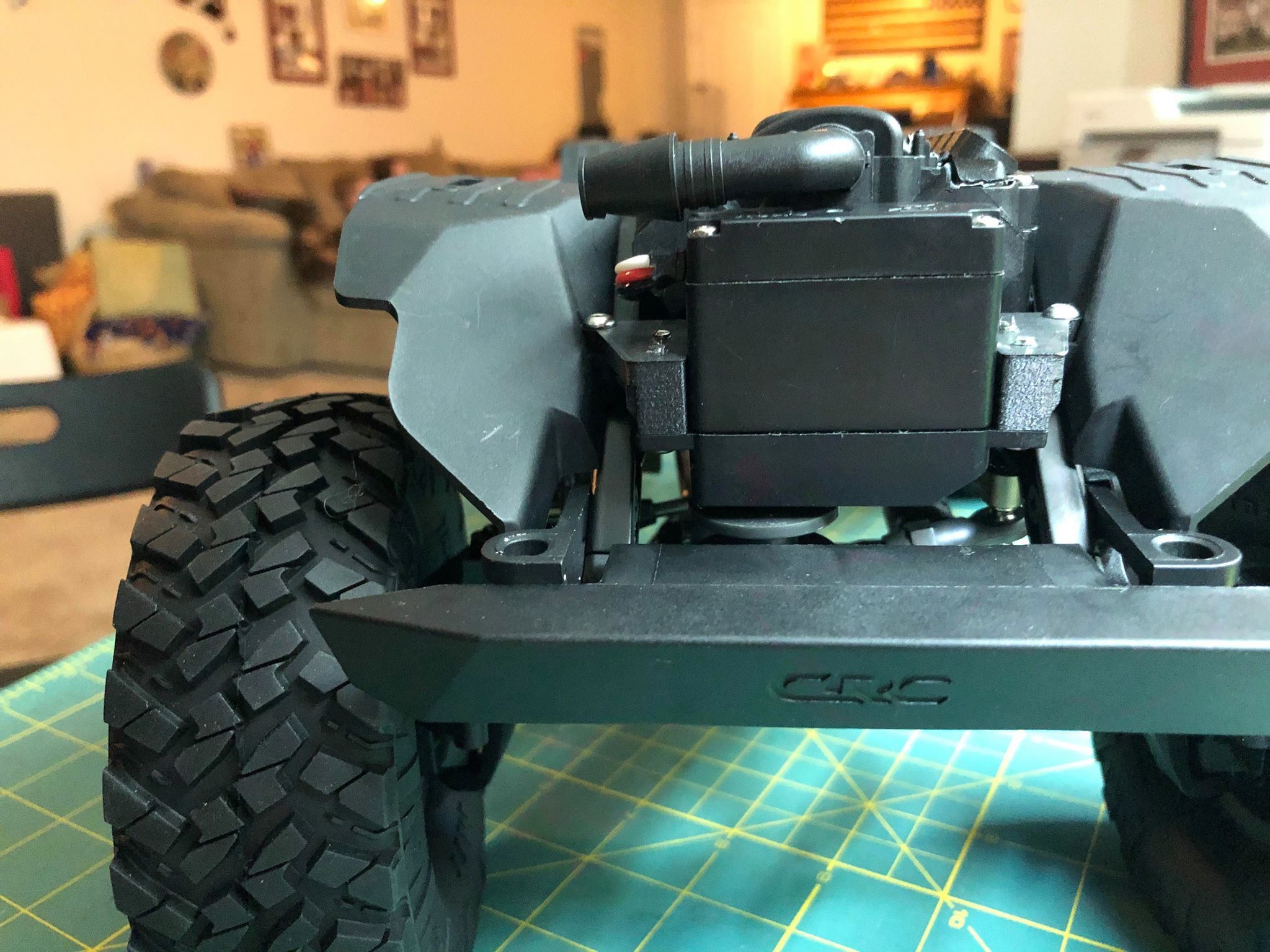 STL file SCX10 III Front External Spool Servo Winch Mount 👽 ・3D